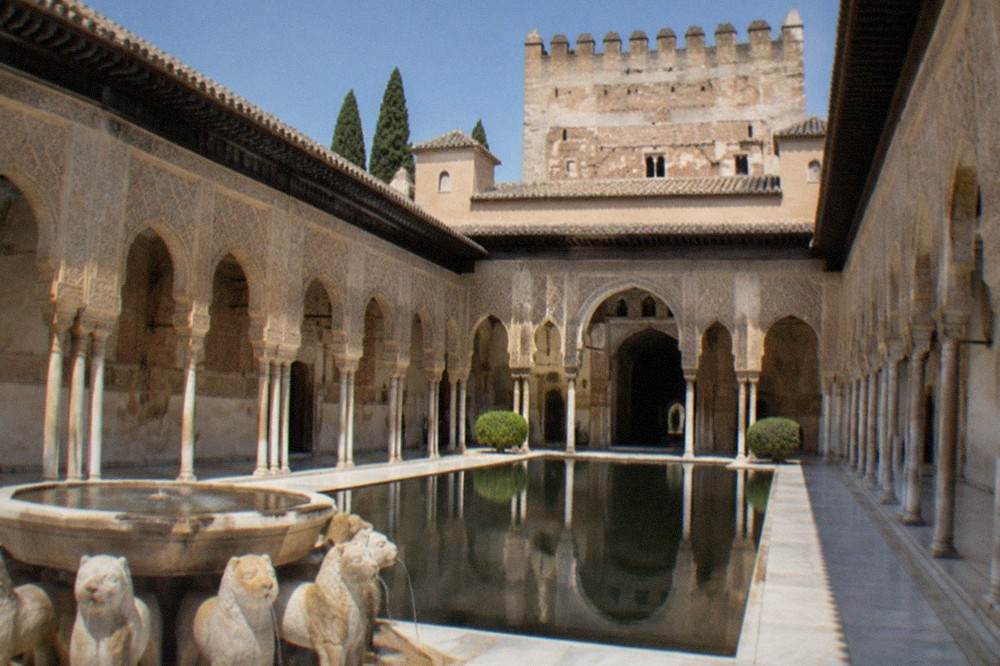The lion fountain in the courtyard of the Palace of the Lions
